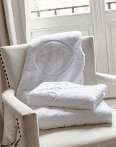 serviette linge de bain hôtel éponge couleur unie blanc douche propre