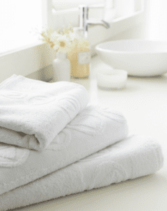 serviette linge de bain hôtel éponge couleur unie blanc douche propre